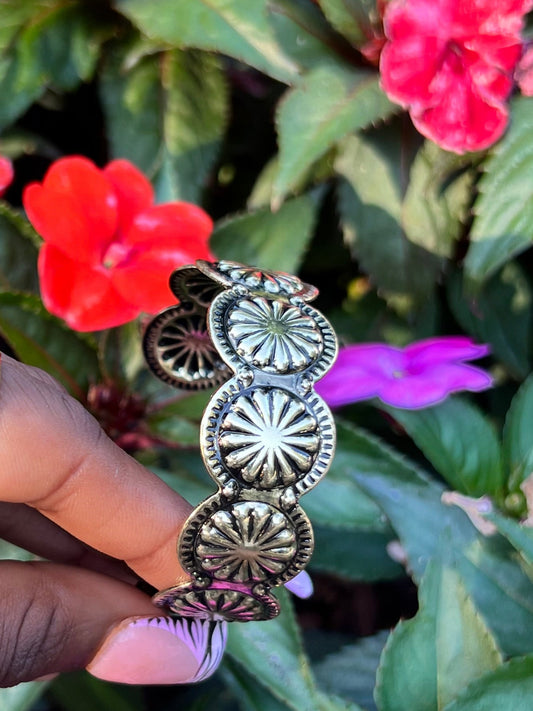 Vintage flower bangle 🧚🏾‍♀️✨