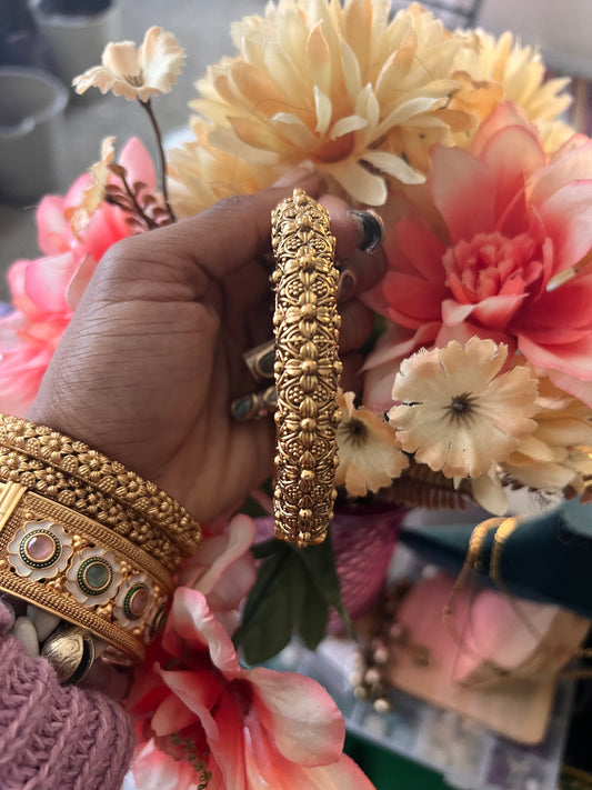 CHUNKY FLOWER BANGLE