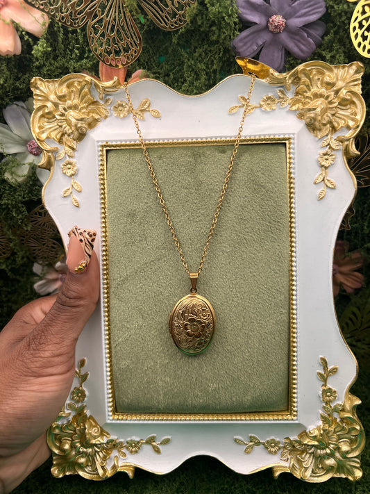 Flower locket Necklace ⭐️