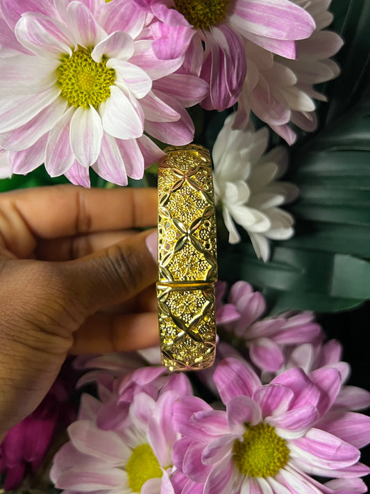 AZARI BANGLE