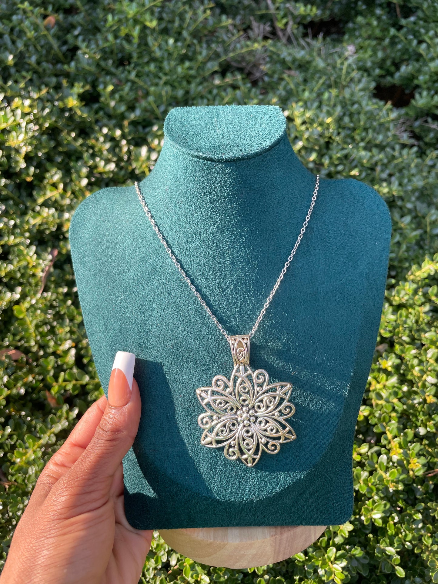 silver pretty flower necklace