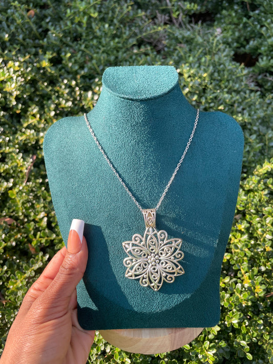silver pretty flower necklace